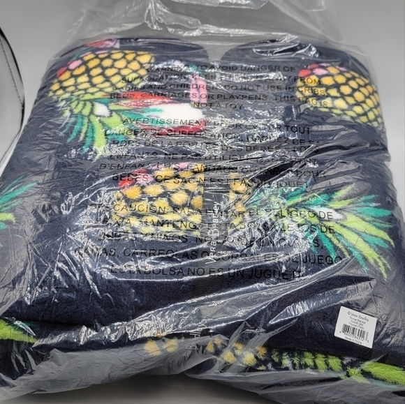 Vera Bradley Toucan Party Pineapple Throw Blanket - Picture 1 of 6